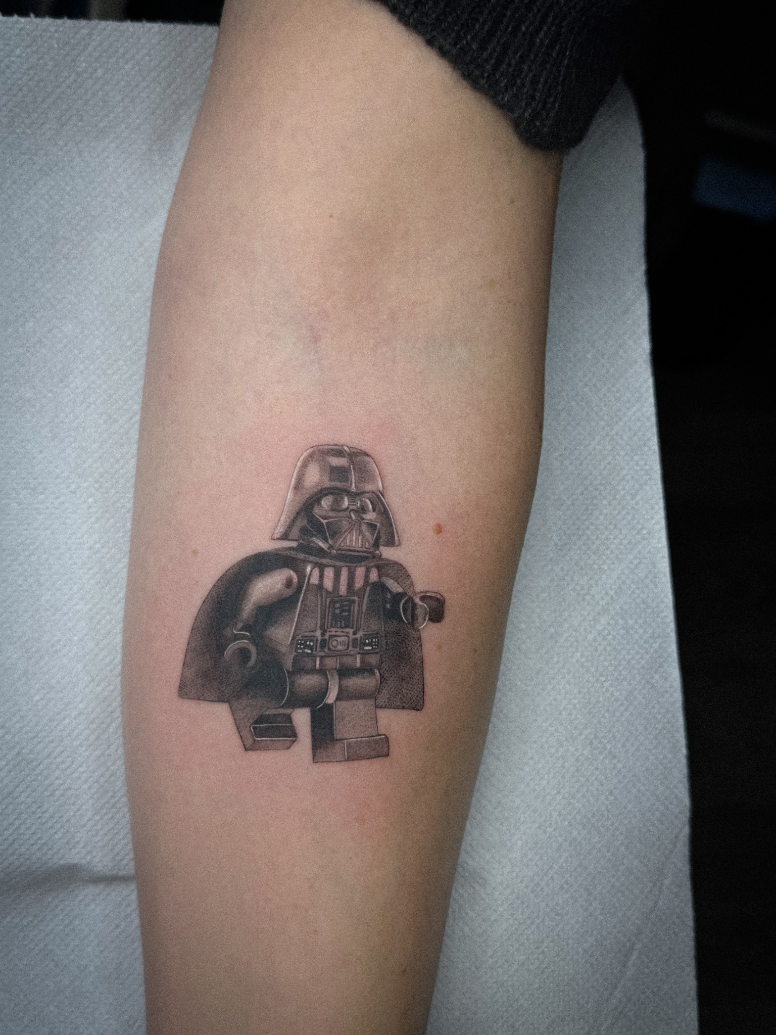 Tatuaje en microrealismo de una figura de Darth Vader