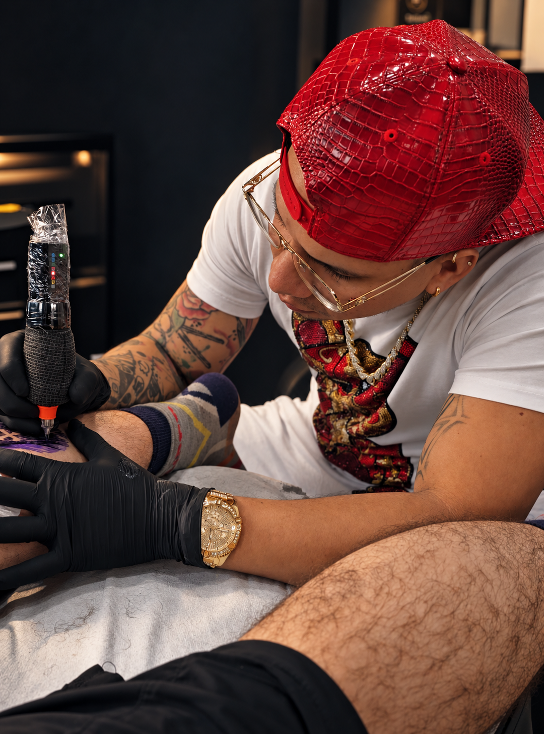 Ethan Clay trabajando en un tatuaje en su estudio
